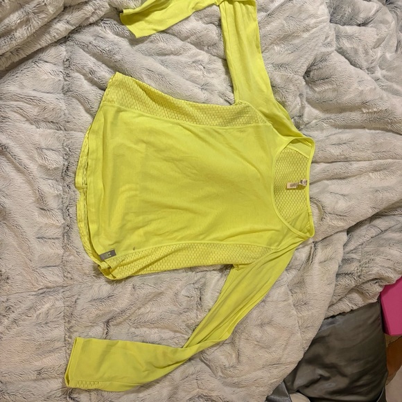 Under Armour Women’s Yellow Long Sleeve running Shirt Medium Athletic - Picture 8 of 8